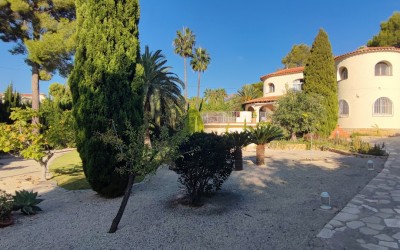  Villa, estilo mediterráneo, en Sierra de Altea Golf, con precioso jardín llano.